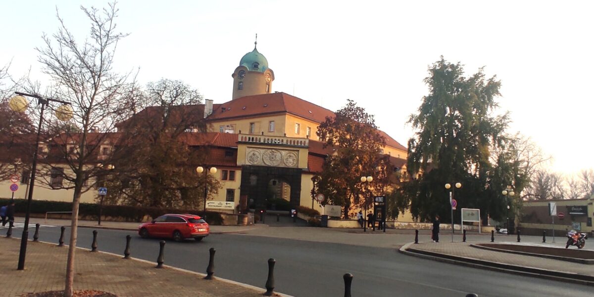 Kopie kavárny ze seriálu Přátelé, mluvící havran a trpaslík z kolonády. I to jsou Poděbrady
