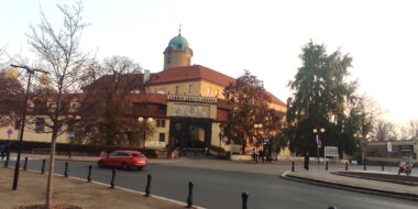 Kopie kavárny ze seriálu Přátelé, mluvící havran a trpaslík z kolonády. I to jsou Poděbrady