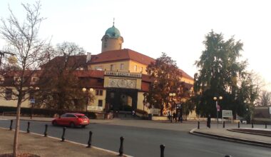 Kopie kavárny ze seriálu Přátelé, mluvící havran a trpaslík z kolonády. I to jsou Poděbrady